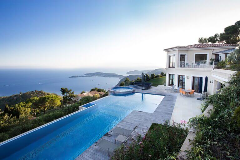 Une villa avec piscine avec vue sur l'océan.